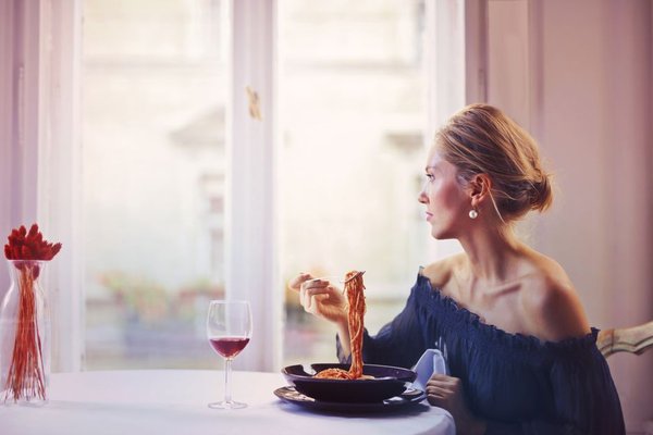 eating alone while travelling